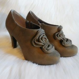 Madden Girl Beige Heels w/ Ornament Size 6 1/2